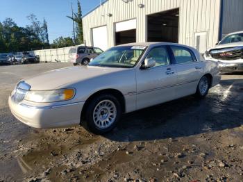  Salvage Lincoln Towncar