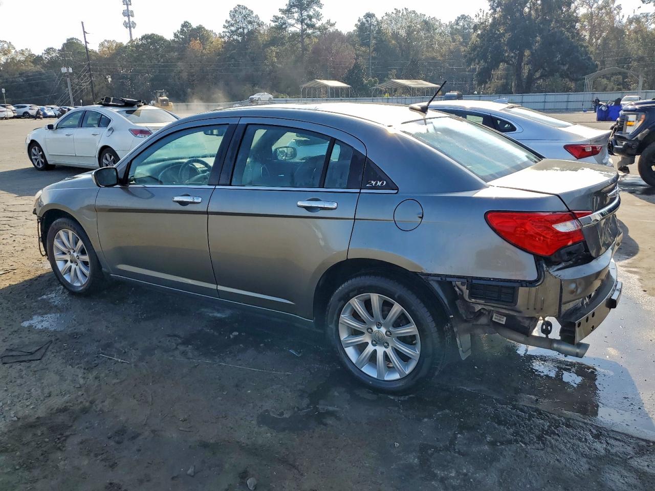 Chrysler 200 Limited Image 2