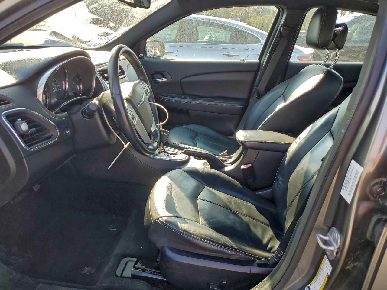 Chrysler 200 Limited Image 9