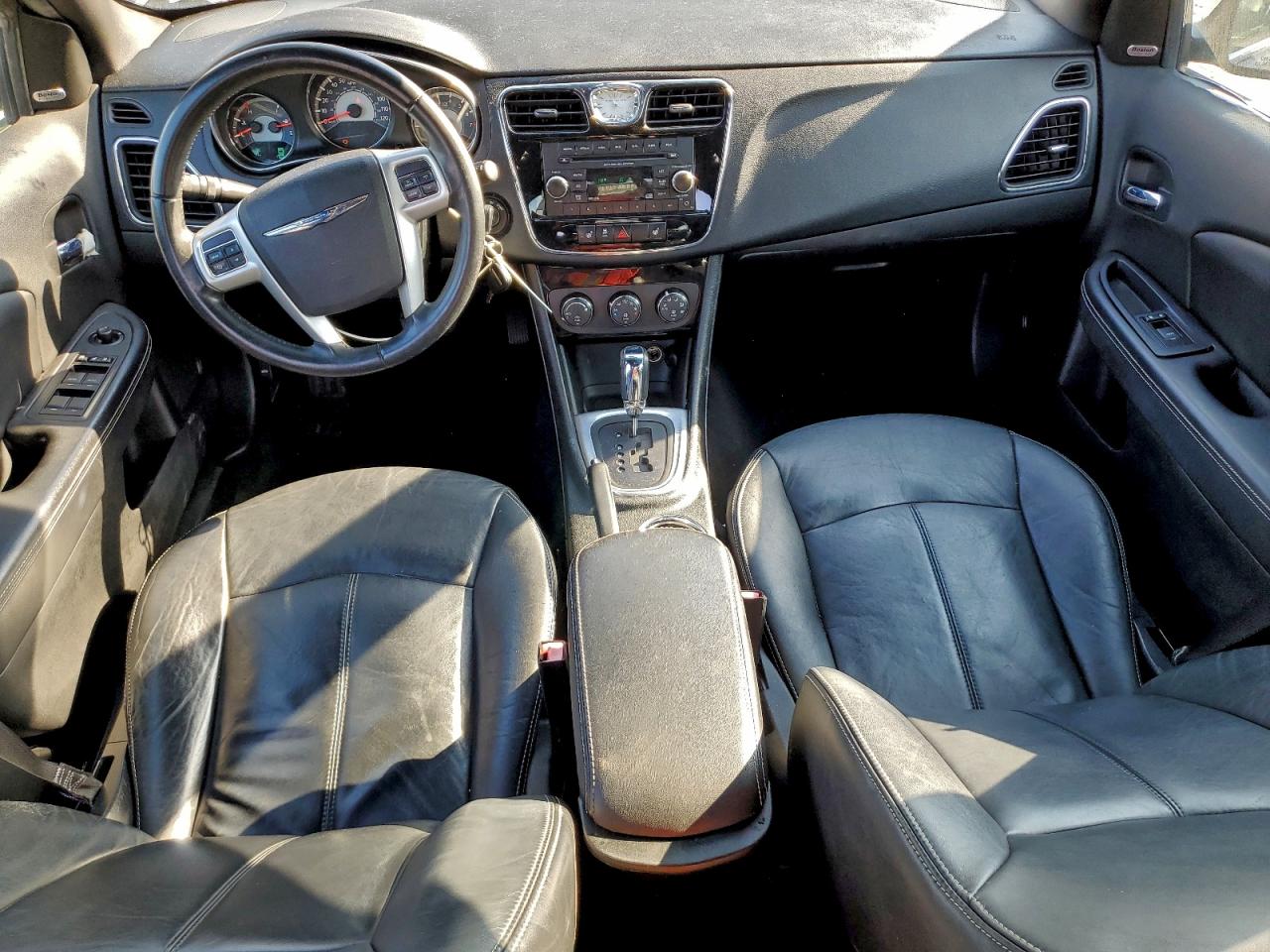 Chrysler 200 Limited Image 13