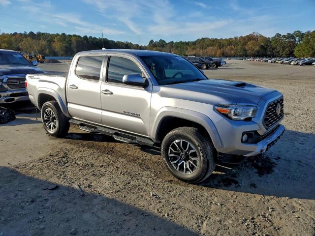 Toyota Tacoma Double Cab Image 3