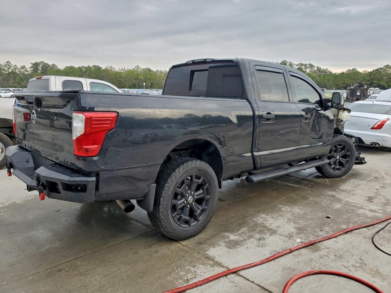 Nissan Titan Sl Image 2