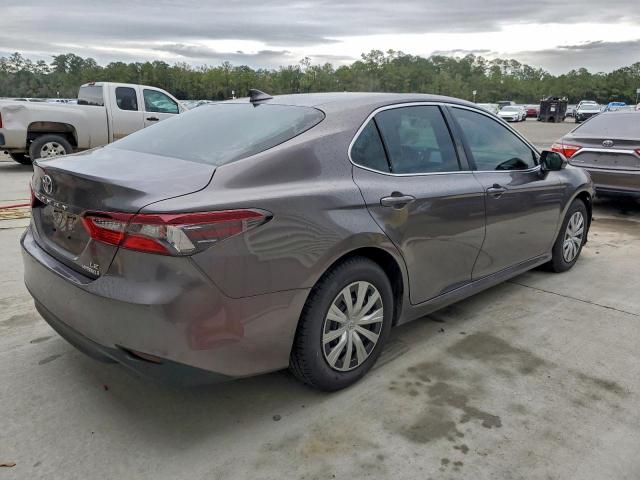 Toyota Camry Le Image 3
