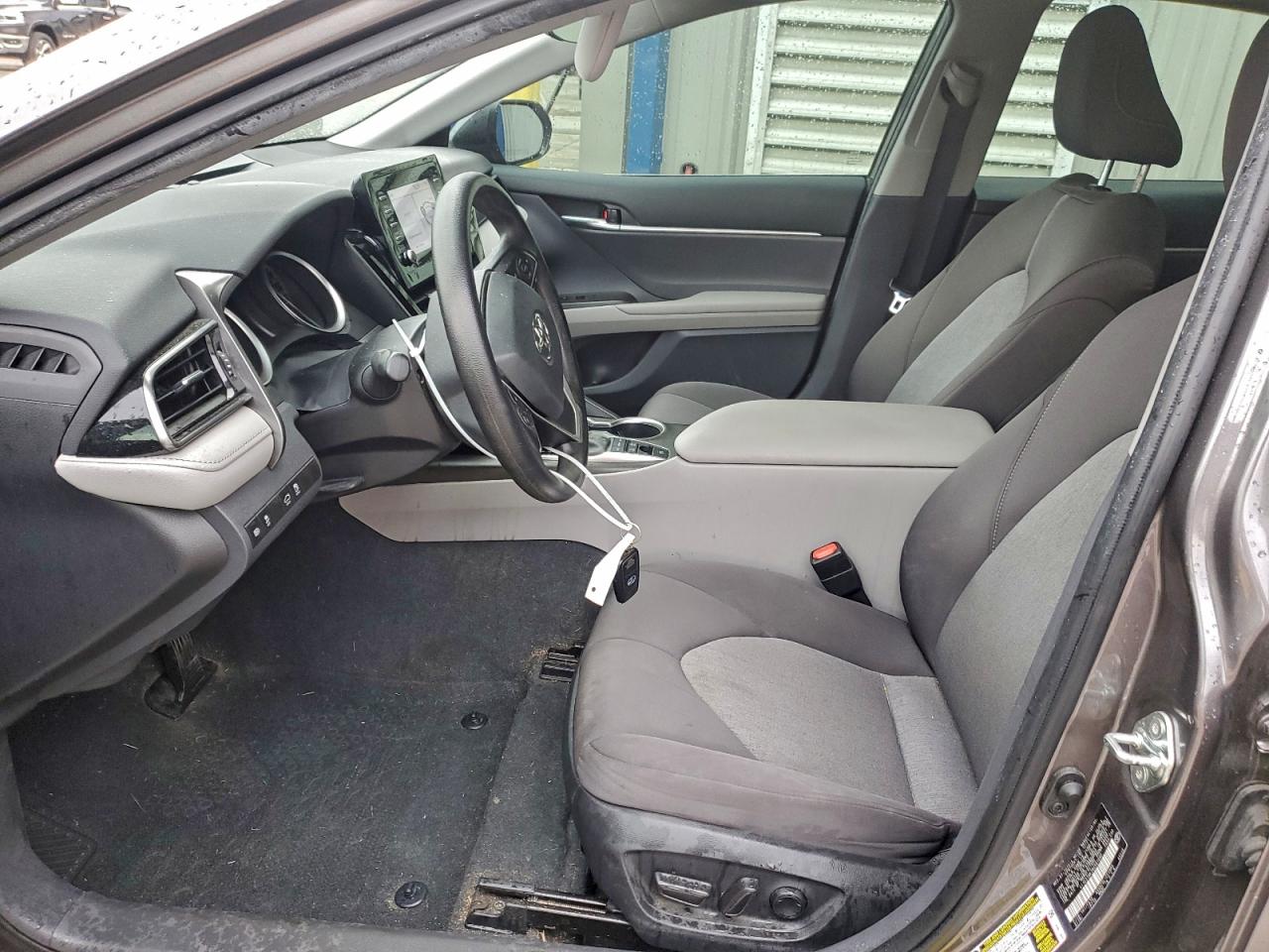 Toyota Camry Le Image 8