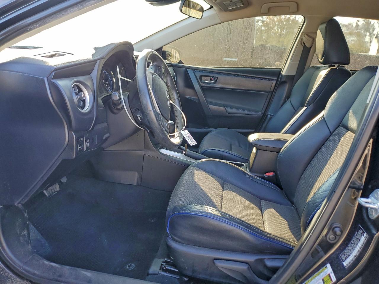 Toyota Corolla L Image 2