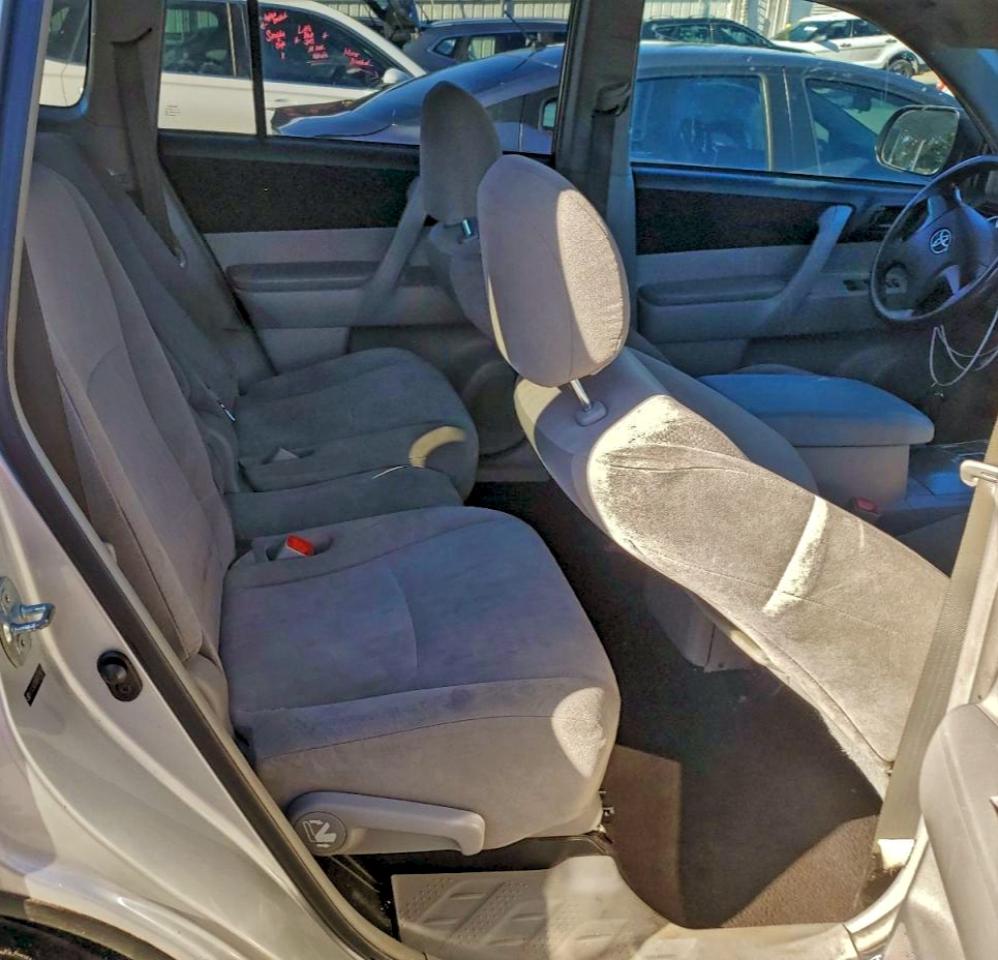 Toyota Highlander Base Image 9