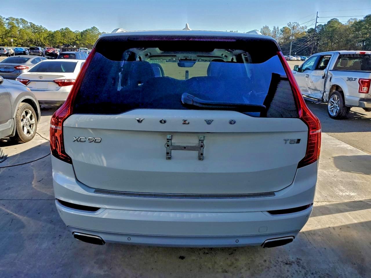 Volvo XC90 T5 Momentum Image 10