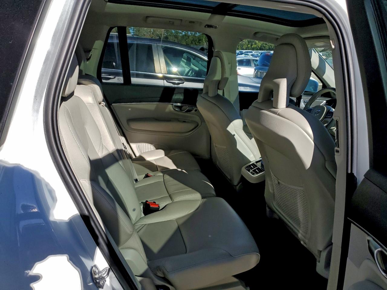 Volvo XC90 T5 Momentum Image 11