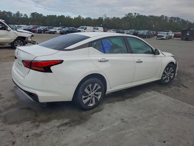 Nissan Altima S Image 2