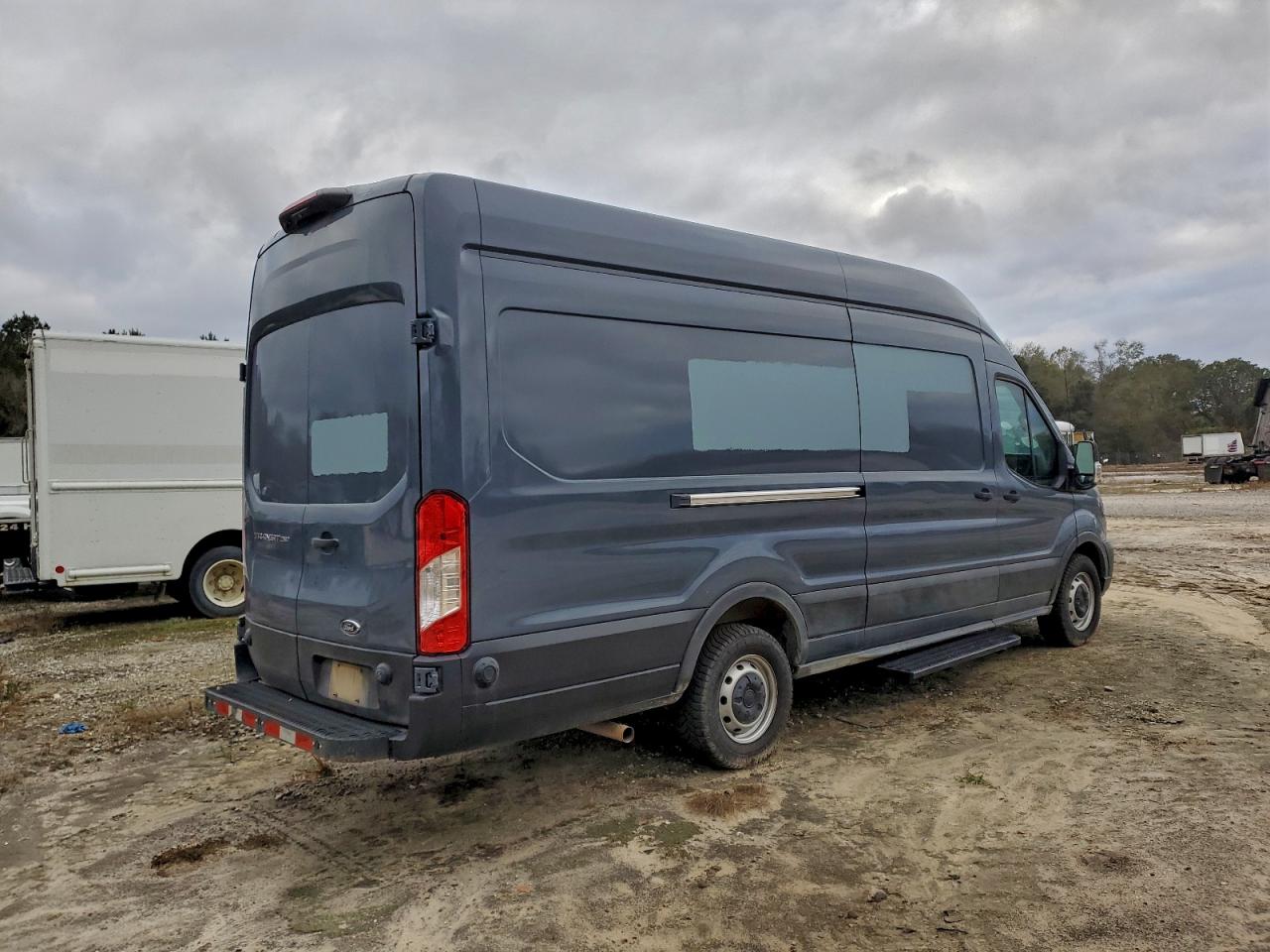 Ford Transit T-250 Image 4