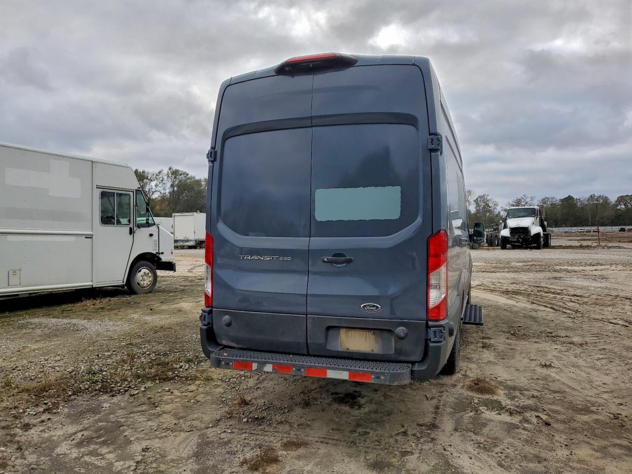 Ford Transit T-250 Image 5