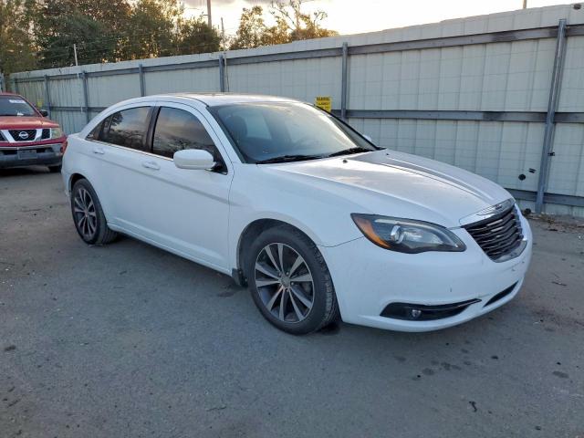 Chrysler 200 Touring Image 12