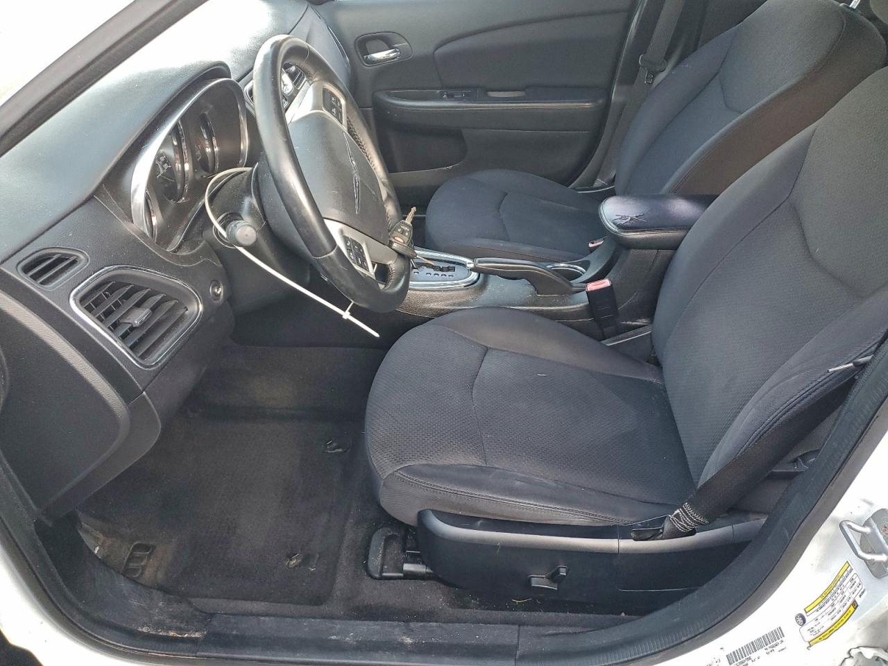 Chrysler 200 Touring Image 2