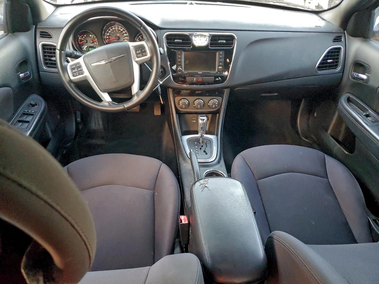 Chrysler 200 Touring Image 3