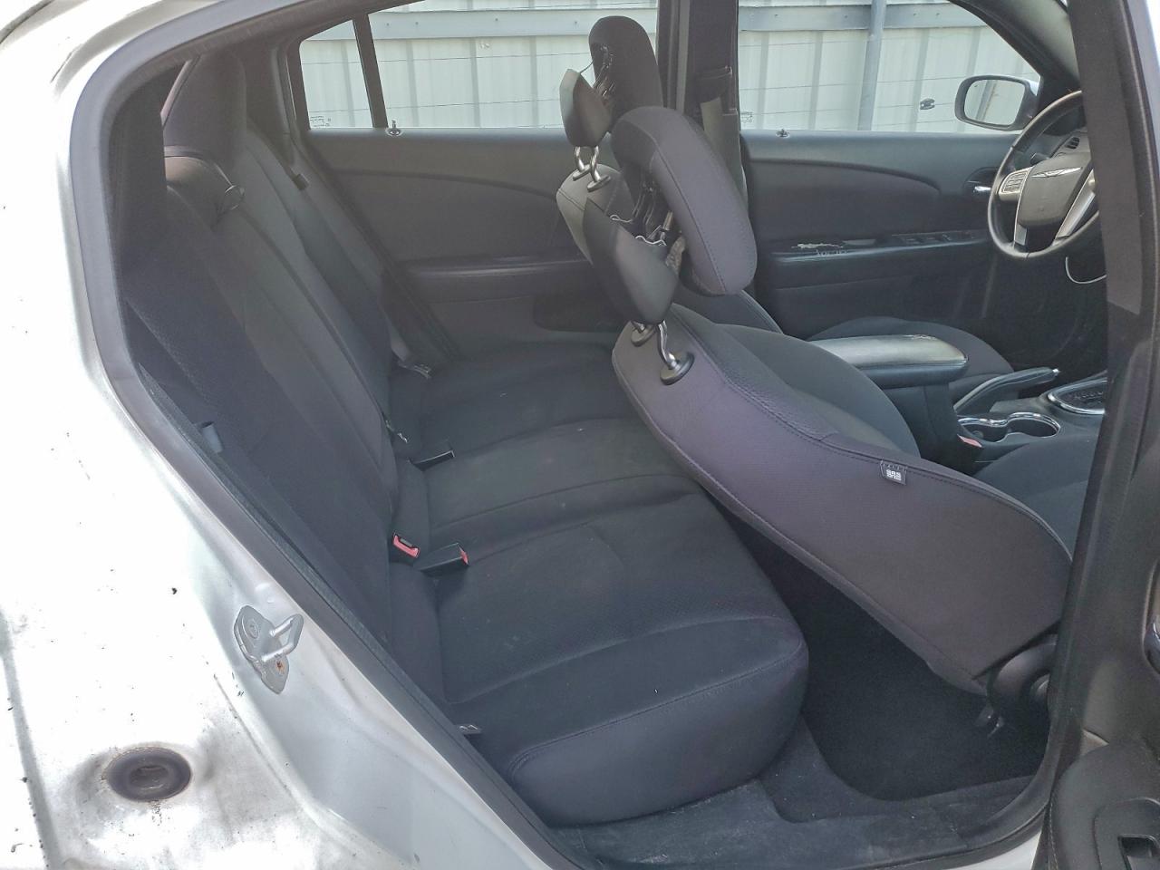 Chrysler 200 Touring Image 9