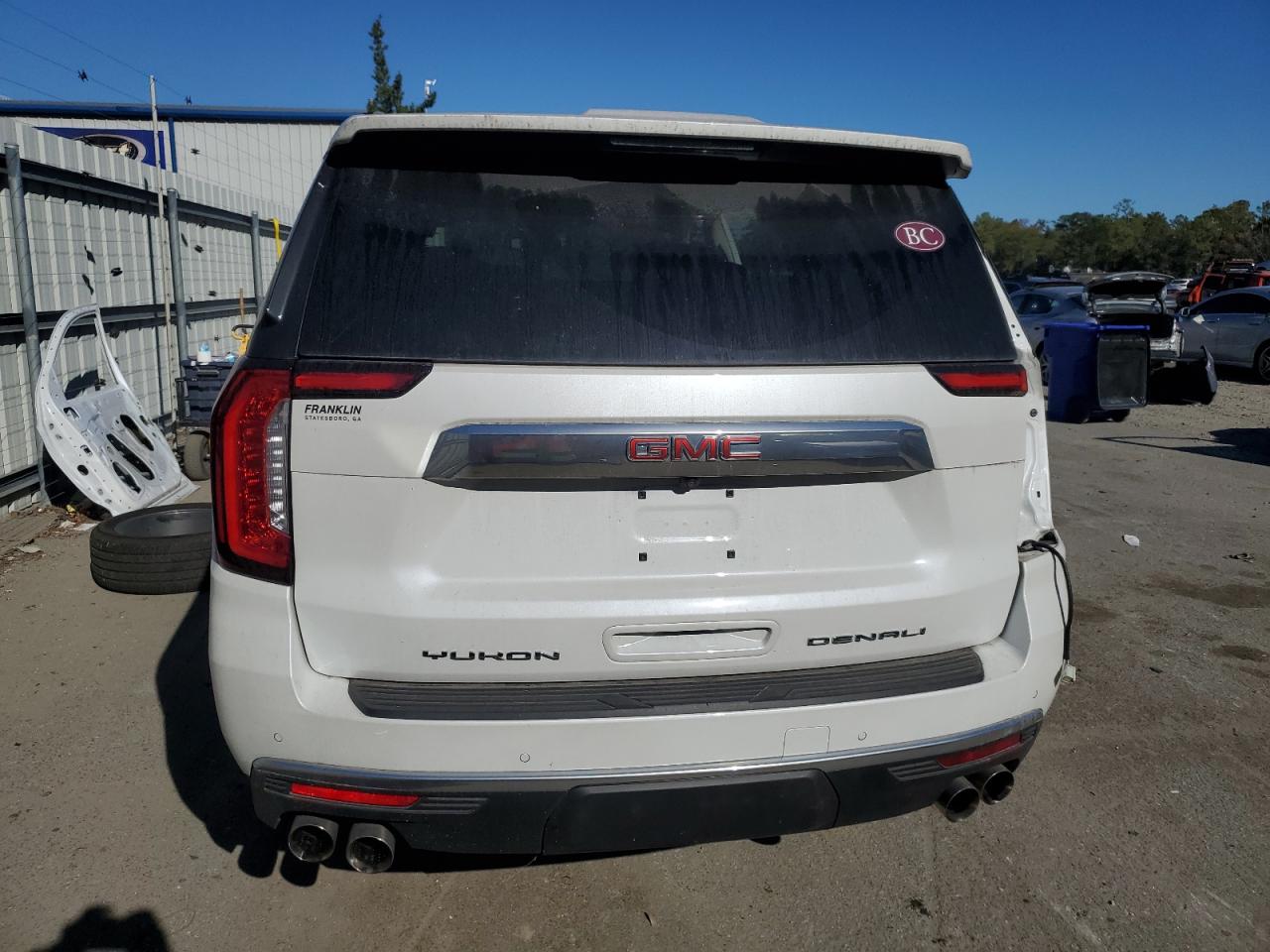 GMC Yukon Denali Image 9