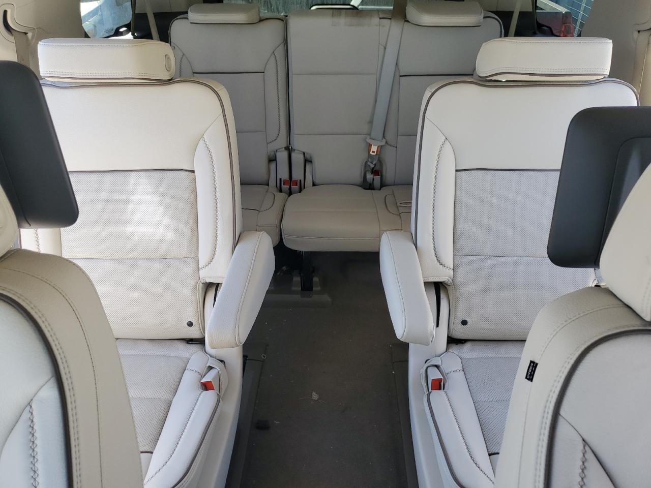 GMC Yukon Denali Image 10