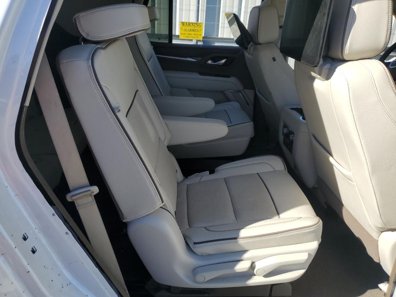 GMC Yukon Denali Image 7