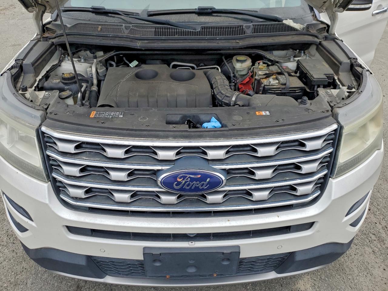 Ford Explorer Limited Image 3